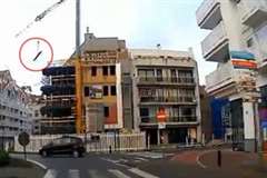 高所作業中のクレーンが吊り下げていた鉄柱が道路に落下！