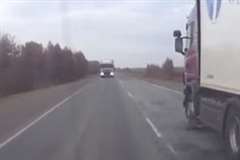 無理な追い越しが招いた自業自得な事故の映像