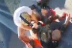 傷口から噴き出す血液・・・必死で止血作業をする男性の映像