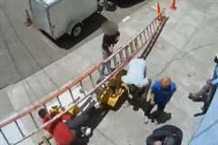 工事現場で倒れたハシゴが作業員の頭を直撃！