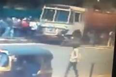 歩行者の集団にトラックが飛び込み２人が死亡