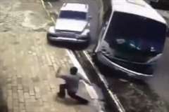 歩道に飛び込んだバスが歩行者を建物の壁へと押し潰す