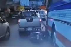 バスに追突され転倒したスクーターの運転手が頭を轢かれる