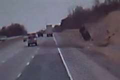 路側帯から追い越しをかけた車が激しくクラッシュする