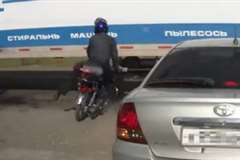 止まれない！！？走行中の大型トラックの側面にバイクが突っ込む