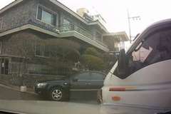 住宅街の狭い交差点で車同士が出会いがしらに衝突する