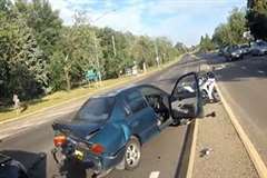 バイクを先頭に車が玉突き事故を起こす