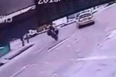 フルブレーキングでジャックナイフ状態となり前方へと吹っ飛ぶバイク