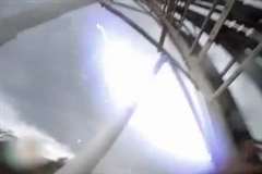 鉄塔に登っていた男性が落雷の直撃を食らう