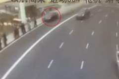 道路脇で飛行機を見ていた人達の列に車が突っ込み９人死亡２３人負傷