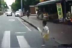 横断歩道は怖い・・・と改めて思い知らされる映像