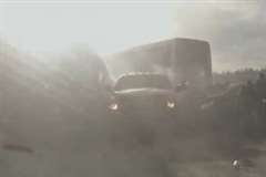 逆光が眩しい道路で気が付くと目の前に事故車両が！