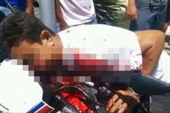 バイクにまたがった状態で血まみれで死亡している男性