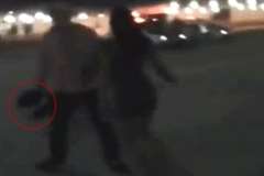 ヘルメットで顔面を殴られKOされる女性