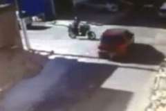 見通しが悪い狭い交差点で車とバイクが出会いがしらに衝突する