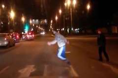 横断歩道を信号無視で横断しようとした男性が車に撥ね飛ばされる