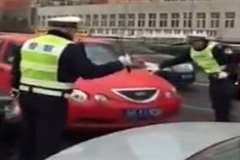 車１台を完全に包囲しながら捕り逃がしてしまう中国の警察