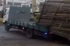 トラックから積荷を降ろす効率的な方法