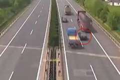 高速道路での無謀な追い越しが大事故を招く