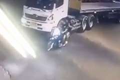 ２人乗りのバイクが大型トラックの左折に巻き込まれる