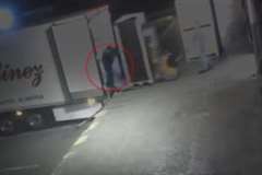 倒れた積荷に押し潰される作業員