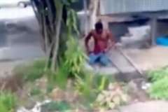 自分の腹を切り裂き内臓をえぐり出す男性