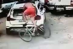 駐車中の車に猛スピードで走行してきた自転車が激突！