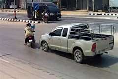 道路を横断しようとした3人乗りのバイクが後続車に撥ね飛ばされる