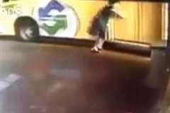 バスを追いかけていた女性がバスの真横で転倒しタイヤで轢かれる