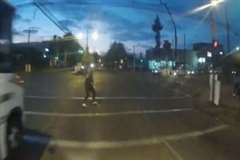 信号無視で道路を横断していた歩行者とバイクが衝突