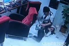 インターネットカフェの店内で女性にナイフを突きつける男