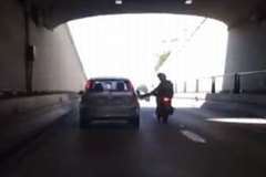 走行中に揉めた車を蹴飛ばしたライダーが・・・