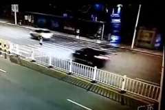 車に激しく撥ね飛ばされ分離帯の柵に激突する歩行者