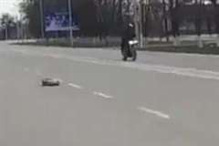 RCカー VS バイクのドラッグレースで勝敗つかずの痛み分け？