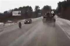 走行中のトラックからタイヤが外れ対向車に激突する