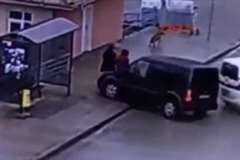 急ハンドルで衝突を避けた車が歩道に飛び込み二人の歩行者が犠牲に・・・