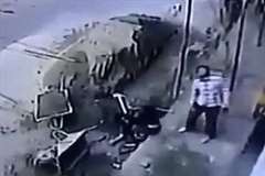 道路工事をしていた作業員に落下してきたネコ（手押し一輪車）が直撃する