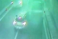 高速道路のトンネル内で徐行しているトラックに後続車が追突する