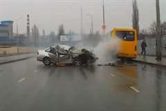 停車中のバスに激しく追突する車