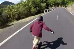 スケボーのダウンヒルで肘を負傷する若者