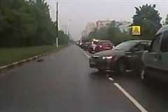 渋滞の車列を追い越そうと対向車線を爆走していたら・・・