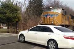 貨物列車の走行シーンを撮影していたカメラに映ったもの