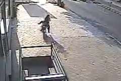 暴走バイクが歩道に乗り上げ駐車車両に激突する