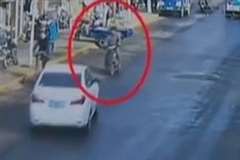 居眠り運転の車がスクーターを撥ねる