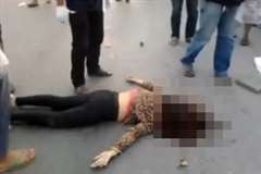 トラックに轢かれ頭のみを踏み潰された女性