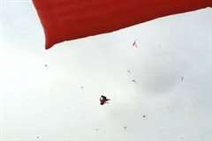 凧と一緒に高く舞い上がった少年が20メートルの高さから落下し死亡