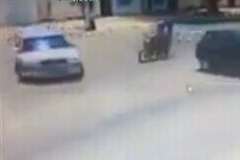 道路をUターンしようとした車の側面に2人乗りのバイクが衝突！