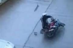 車とすれ違いざまに接触したバイクが激しく転倒する