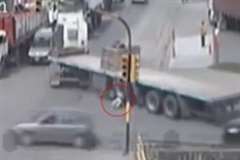 バイクに乗っていた女性がトラックに頭を踏み潰されたかと思いきや・・・