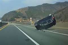 居眠り運転か？・・・高速道路で派手に自爆する車